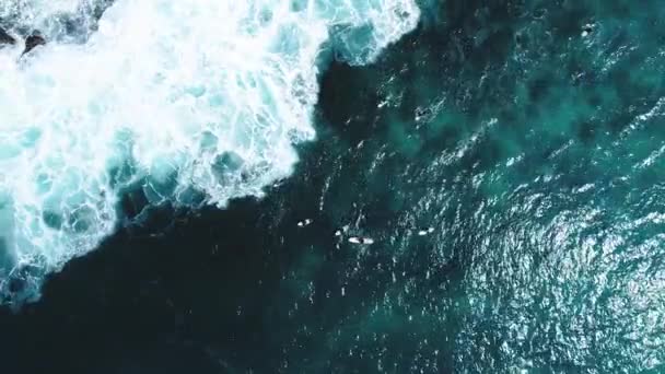 Aerial Shot Looking Directly Some Surfers Ocean Wave Breaks End — 图库视频影像