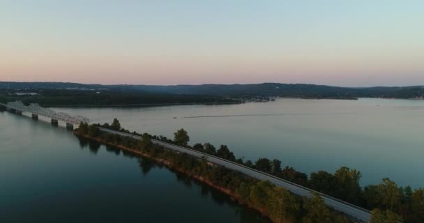 Вид Воздуха Обширность Большого Озера Затем Панорамный Вид Мост Шоссе — стоковое видео