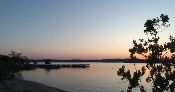 Veduta Aerea Lago Tramonto Poi Abbassarsi Dietro Albero Che Sagomato — Video Stock