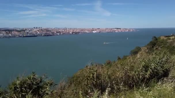 Vista Para Lisboa Partir Almada Margem Sul Rio Tejo Dia — Vídeo de Stock