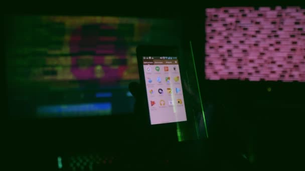 Mobiel Wordt Gehackt Speelt Bericht Downloaden Van Virus Smartphone Hologram — Stockvideo