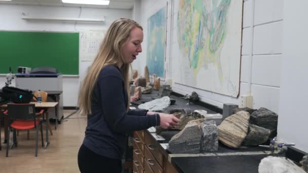 Young Woman Examines Multiple Big Rocks Geology Classroom Table College — Stok video