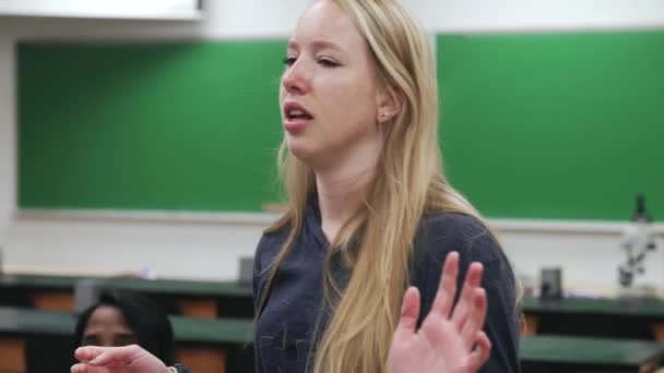 Reacție Emoțională Șocată Young College Student Geology Classroom — Videoclip de stoc
