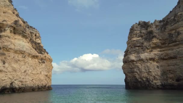 Açık Bir Günde Algarve Deki Kireçtaşı Deniz Uçurumlarının Ötesine Bakan — Stok video
