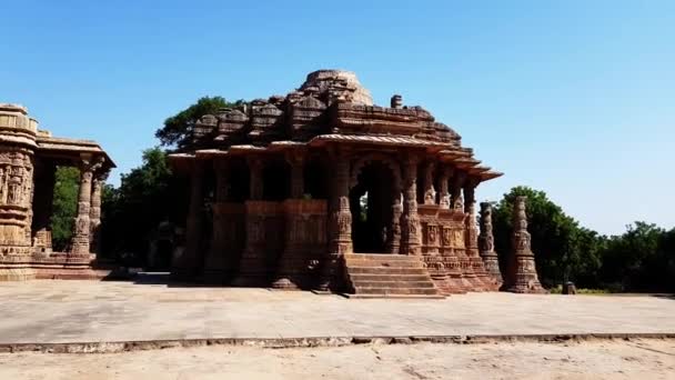 Sunlit View Intricately Carved Exterior Pillars Sabhamandapa Assembly Hall Gudhamandapa — Stock Video