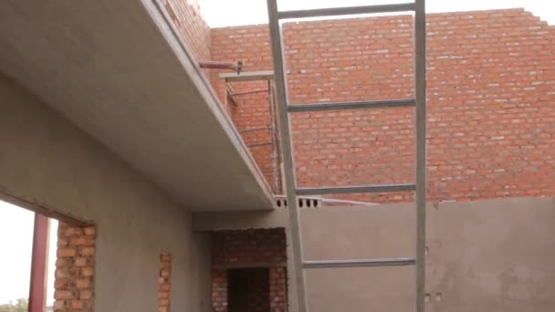 Pan Tilt New House Construction Ladder Scaffolding — Stockvideo