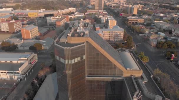 Aerial Shot Reflective Glass Building City Blue Sky Palm Trees — ストック動画