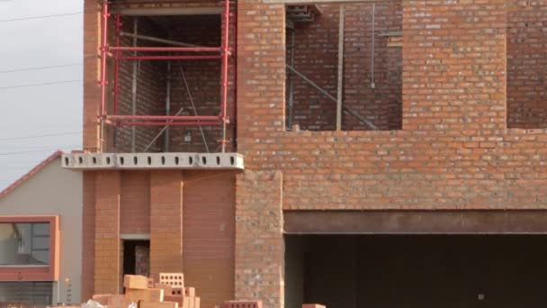 Tilt New House Construction Site Scaffolding — Vídeo de stock