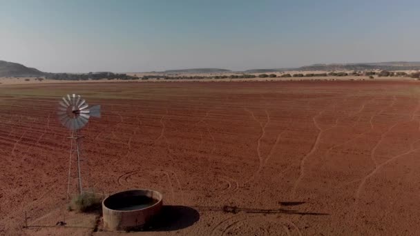 Aerial Dolly Shot Working Windpump Red Dry Field Water Dam — Vídeo de Stock