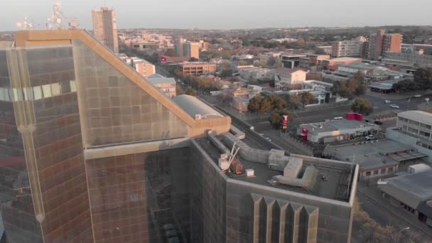 Aerial Shot Cityscape Reflective Glass Building City Palm Trees — Stok video