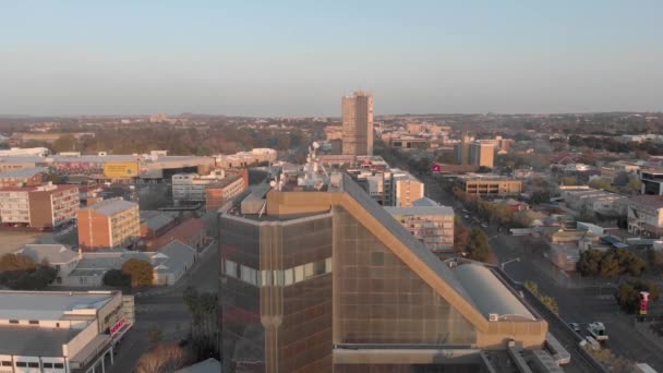 Aerial Shot Reflective Glass Building City Blue Sky — Vídeo de Stock
