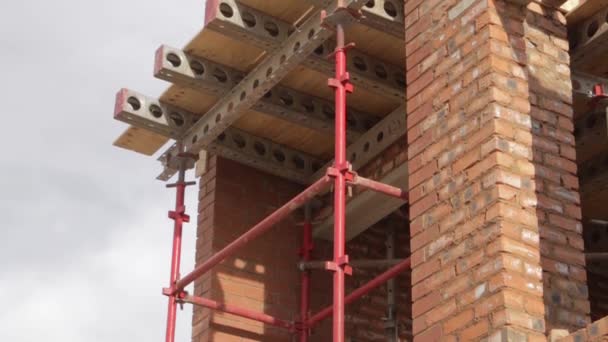 Tilt Shot New House Construction Site Showing Scaffolding Second Floor — Vídeo de stock