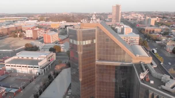 Aerial Rotating Shot Reflective Glass Building City Blue Sky — Vídeos de Stock