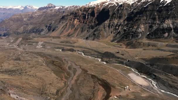 Vista Aérea Del Valle Con Río Lado Cordillera Una Temporada — Vídeos de Stock