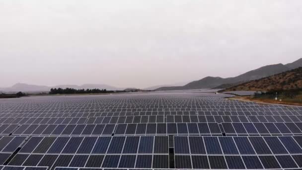 Aerial Shot Going Forward Barely Ground Solar Panels Photovoltaic Plant — Vídeos de Stock