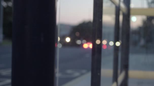 Urban City Defocused Vehicle Ights Dusk Bus Stop Windows — Αρχείο Βίντεο