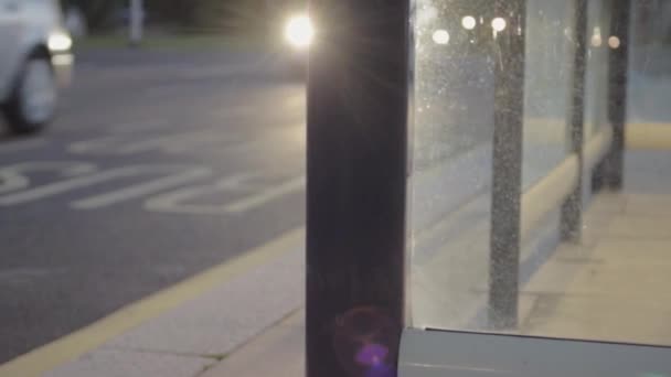 Вид Місто Трафік Сутінках Через Вікна Автобусної Зупинки — стокове відео