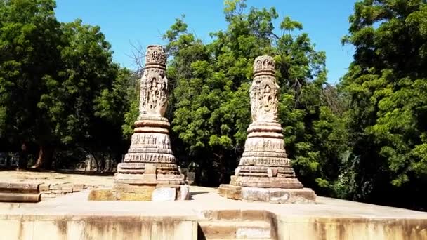 Two Pillars Standing Alone Temple Act Torana Arched Gateway Intricately — Vídeo de Stock