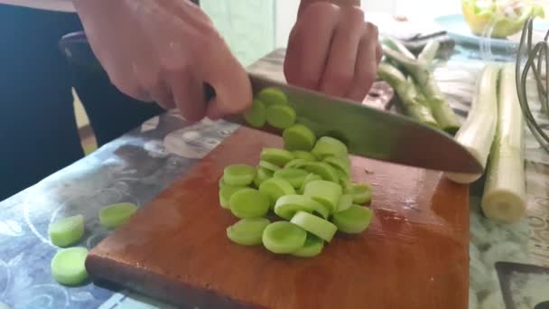 Closeup Footage Home Kitchen Table Woman Slicing Onions Wooden Cutting — 비디오