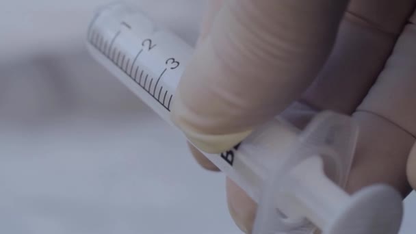 Hand Wearing Medical Gloves Holding Plastic Medical Syringe Macro — Stok video