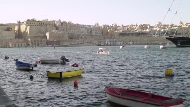 Small Gondola Boat Arrives Harbour Valletta Malta — Stockvideo