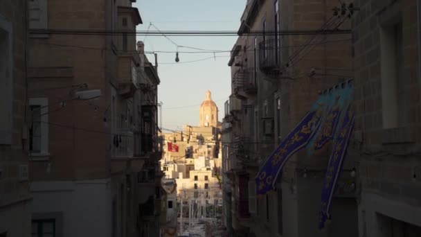 Narrow Street Flags Malta Overlooking One Three Cities — Vídeo de stock