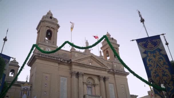 Maltese Flags Waving Church Julian Malta — стоковое видео