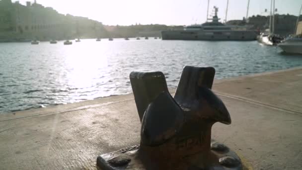 Old Iron Dock Cleat Ropes Pier Malta Three Cities Harbour — Vídeos de Stock