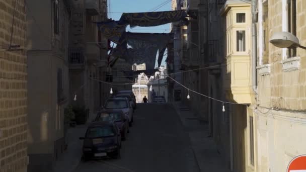 Old Narrow Streets Malta Flags Its Festive Days — Vídeo de stock