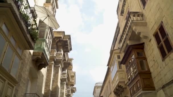 Tilt Balconies Narrow Street Valletta Malta Capital City — Vídeos de Stock