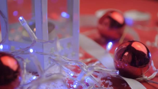 Kerstverlichting Achtergrond Met Rood Papier Met Rode Achtergrond Kerstballen — Stockvideo