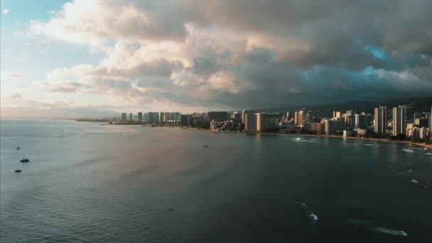Luchtdrone Beelden Van Honolulu Hawaï Prachtig Vastgoed Gebouwen Stad Palmbomen — Stockvideo