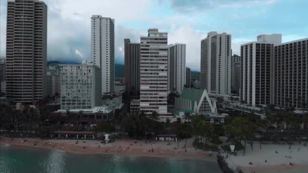 ハワイのホノルルの空中ドローン映像 美しい不動産 街の建物 パームツリー 海とビーチ — ストック動画