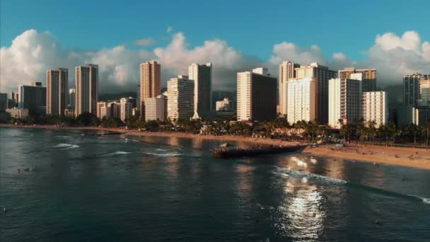 Imagens Drones Aéreos Honolulu Havaí Bela Propriedade Edifícios Cidade Palmeiras — Vídeo de Stock