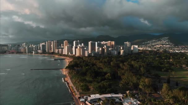 Aerial Drone Footage Honolulu Hawaii Beautiful Real Estate Buildings City — Vídeos de Stock