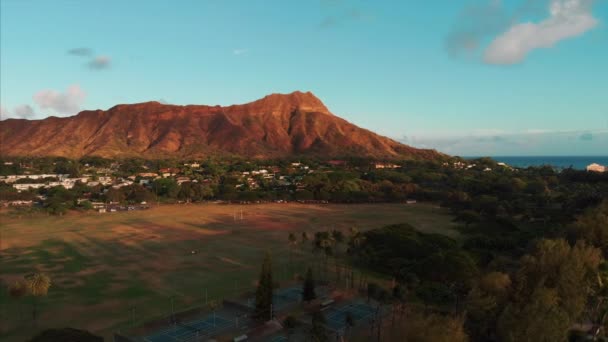 하와이 호놀룰루의 아름다운 부동산 도시의 바다와 — 비디오