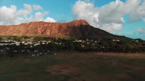 夏威夷火奴鲁鲁的无人机画面漂亮的房地产 城市里的建筑物 棕榈树 海洋和海滩 — 图库视频影像
