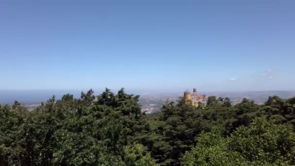 Видом Красочный Дворец Пена Португалии Возвышающийся Над Деревьями Ветреный Ясный — стоковое видео