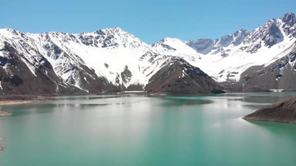 Aerial Shot Low Altitude Reservoir Chilean Cordillera Los Andes — Αρχείο Βίντεο