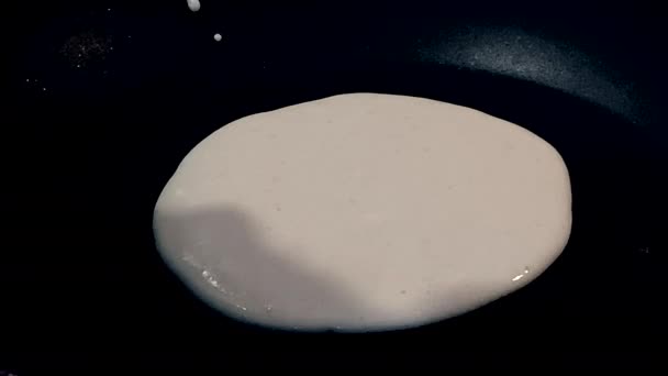 Приготування Млинців Сніданок Моєю Дитиною — стокове відео