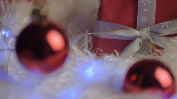 Prezent Świąteczny Czerwonymi Bombkami Światła Tła Wstążki — Wideo stockowe