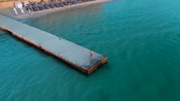 Встановлюючи Круговий Знімок Людини Пірсі Дивлячись Сонце Чисте Блакитне Море — стокове відео