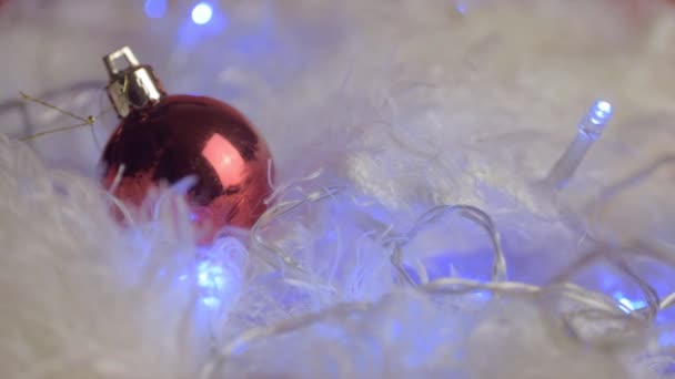 Kerst Rode Kerstballen Met Kerstverlichting Witte Bont Achtergrond — Stockvideo