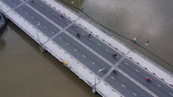 Bovenaanzicht Van Een Moderne Brug Een Rivier Auto Vrachtwagens Motorscooters — Stockvideo