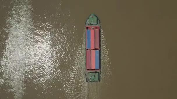 Top View Freighter Transporting Shipping Containers Southeast Asian River Manufacturers — Vídeo de stock