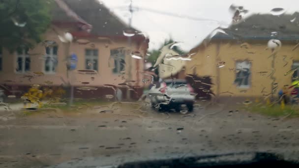 Nagranie Wideo Samochodu Zamazaną Szybą Kroplami Deszczu Szybie — Wideo stockowe