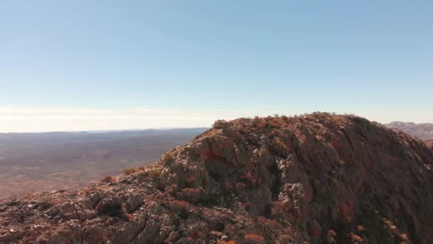 Luchtdrone Schot Richting Wandelaars Klimmen Ruige Berg Centraal Australië — Stockvideo