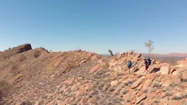 Aerial Pan Hikers Walking Rocky Ridge Central Australia — Video Stock