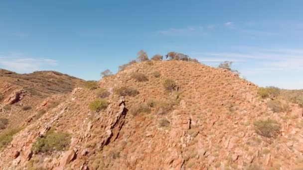 Luchtdrone Schot Langs Wandelaars Bovenop Rotsachtige Berg Centraal Australië — Stockvideo