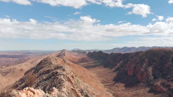 Luchtfoto Drone Langs West Macdonnell Ranges Blauwe Lucht Witte Wolk — Stockvideo